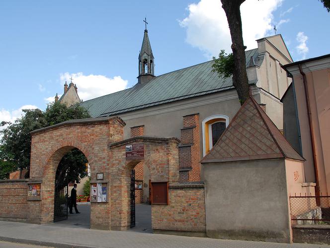 Płońsk. Poszły pożegnać zmarłego, wróciły z koronawirusem! Chmara ludzi z całej Polski!