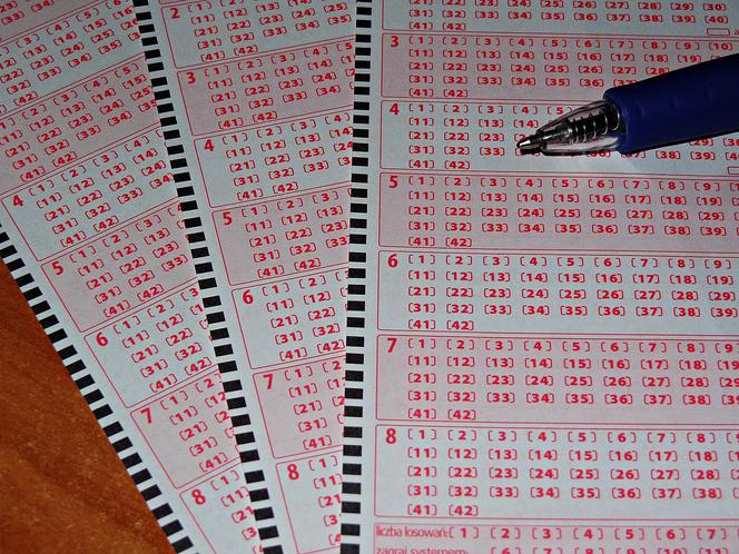 Wygrana w Lotto. Duża kasa na Nowy Rok! Ktoś zagrał na chybił trafił i TRAFIŁ