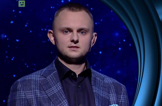 Ma aksolotla, dwa koty i... dwa zakola - strażak ze Starachowic rozbawił widzów Jednego z Dziesięciu