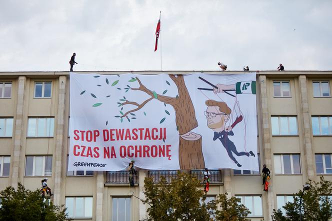 Aktywiści Greenpeace weszli na dach ministerstwa środowiska
