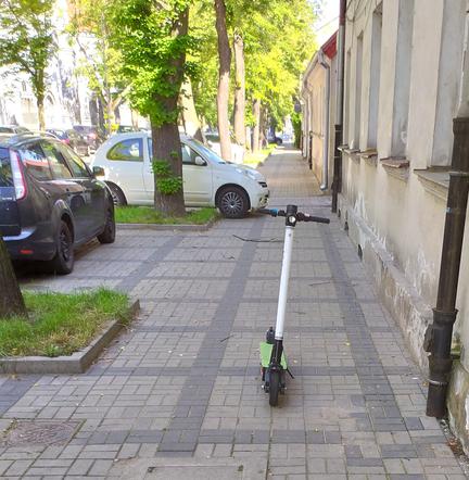 Płock. Hulajnogi zostawiane na środku chodnika! Osoby niewidome się skarżą!