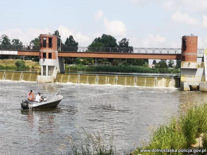 Wrocław: pijany chciał skoczyć do Odry. Policjanci uratowali go w ostatniej chwili