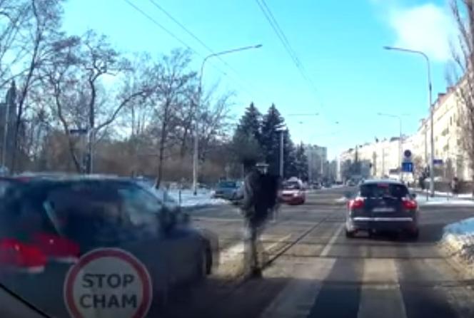 Wrocław. Szok! Kierowca audi przejechał mu po nogach, a później zrobił to!