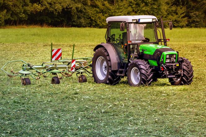 Zagórze. Dwaj chłopcy wypadli z ciągnika. 5-latek nie żyje, 6-latek ranny!