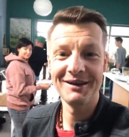 Ale wpadka na planie M jak miłość! Rafał Mroczek chciał się pochwalić przyjacielem, ale niechcący zamknął go w garderobie! To też gwiazda serialu! - WIDEO