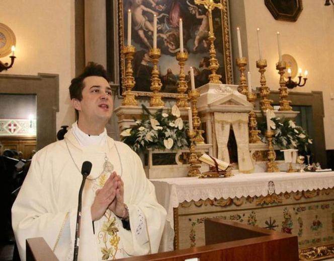 Ksiądz ukradł fortunę! Wydał na gejowskie orgie i narkotyki