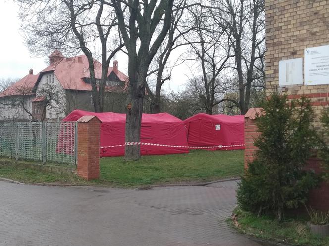 Namioty przy szpitalu przy ulicy Walczaka