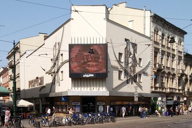 Wychodził z inicjatywą pocałunku w policzek, za chwilę lizał w szyję. Wstrząsająca relacja pracowniczek krakowskiego Teatru Bagatela