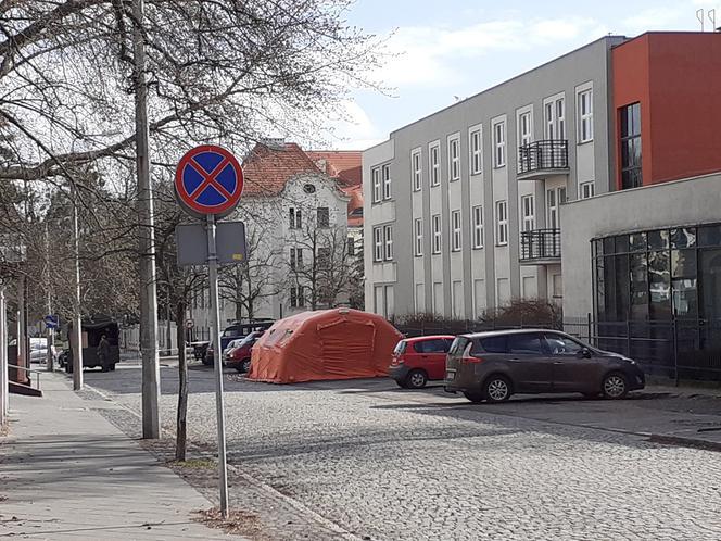 Namioty koło szpitala w Toruniu. Tam walczyli z koronawirusem