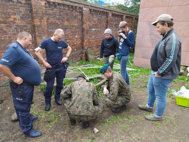 Znaleźli broń między macewami. Odkrycie na cmentarzu żydowskim w Warszawie