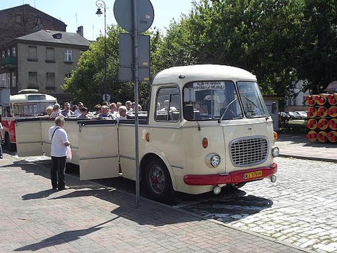 Zabytkowymi autobusami po Kaliszu! Wybierz się w DARMOWĄ podróż Ogórkiem lub Sanem