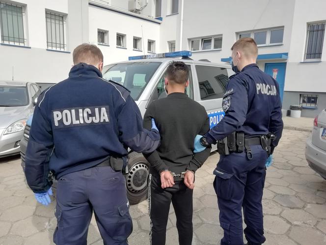 Chcieli okraść babcię. Do akcji wkroczyli wnuczkowie! ZŁODZIEJ ze strachu się zabarykadował
