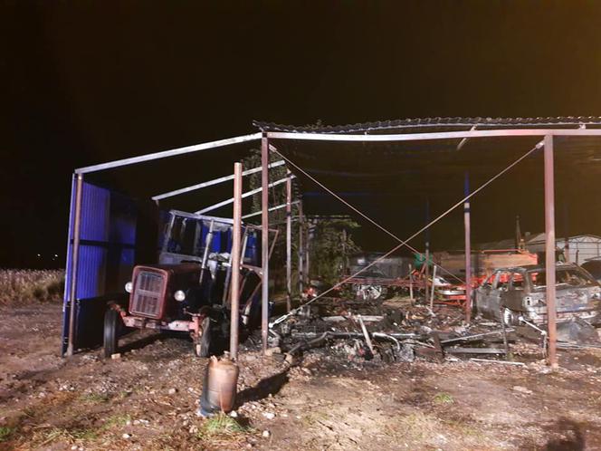 Groźny pożar w Wierzbicy. Ogień pojawił się pod blaszaną wiatą. Ranna jest jedna osoba