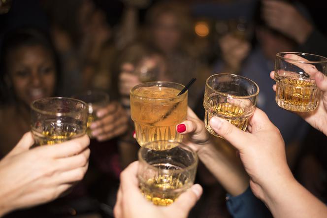 Otworzyli lokal mimo KORONAWIRUSA! Tłumaczyli, że sprzedają alkohol na wynos!