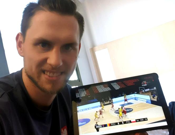 Koszykówka, Mateusz Ponitka, tablet, Polska - Rumunia, Walencja