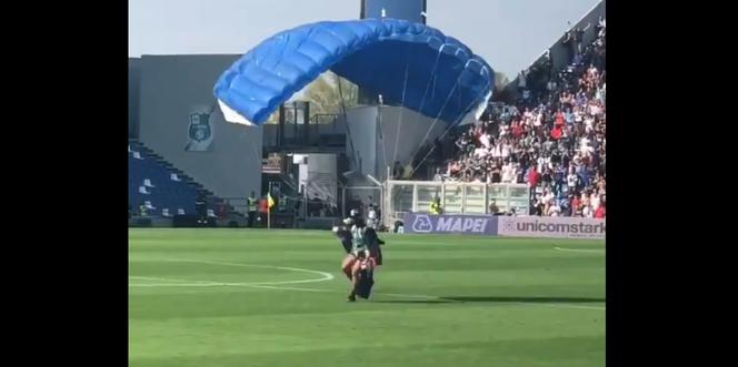 Spadochroniarz na meczu Sassuolo - Inter