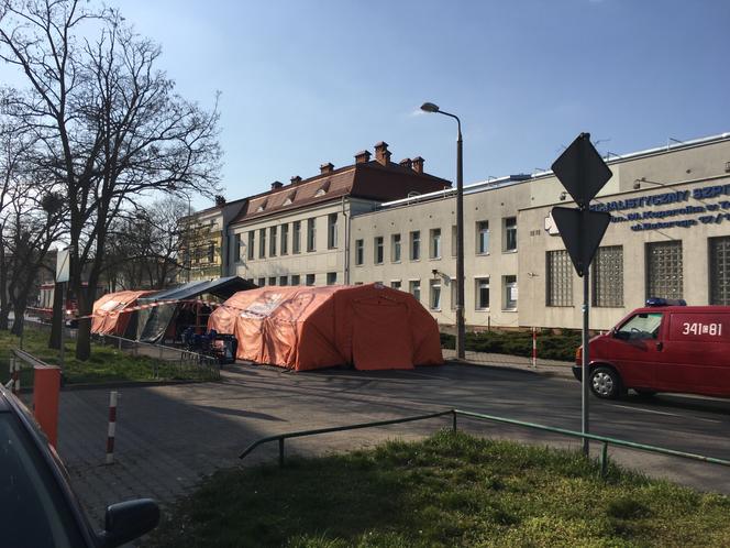 Namioty przed szpitalem w Toruniu. Tam walczy się z koronawirusem