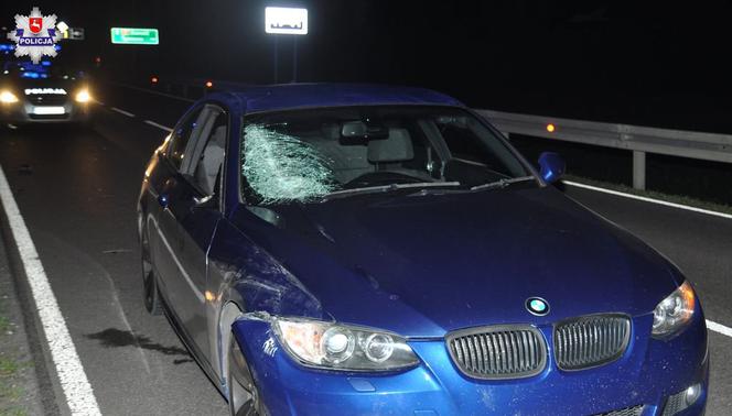 Pijany pieszy bez odblasków potrącony przez BMW