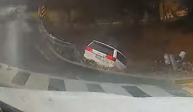 Kierowca Toyoty otarł się o śmierć. Samochód przejechał na czerwonym, uderzył w bariery i wpadł do rowu