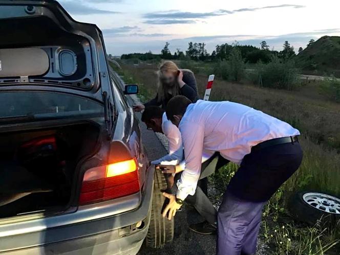Trzaskowski wymienił koło zwykłej obywatelce