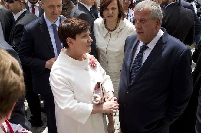 Premier pomogła szkole męża