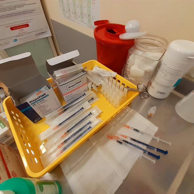 Opóźnienia w dostawach szczepionek i w szczepieniach w grupie 0
