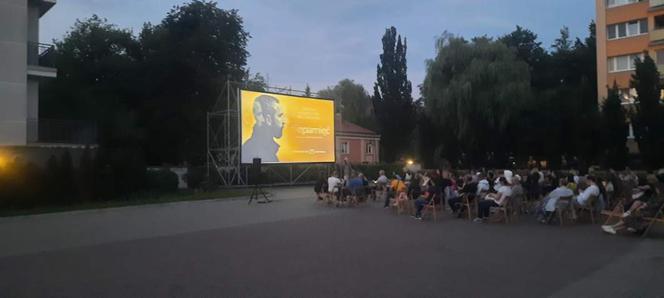 Kino plenerowe przy Białostockim Ośrdoku Kultury