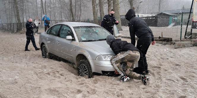 Zamiast naprawić cudze auto pojechał nim ze znajomymi do Kołobrzegu. A tam... Nie uwierzysz, co się wydarzyło!