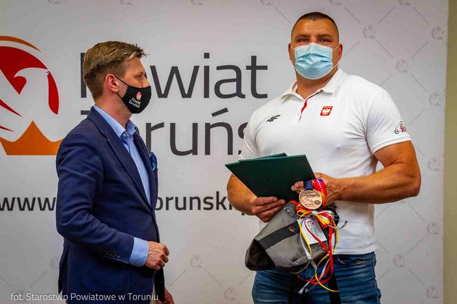 Sportowiec Piotr Kąkol z gminy Obrowo dumą regionu. Gratulacje posypały się w Starostwie Powiatowym
