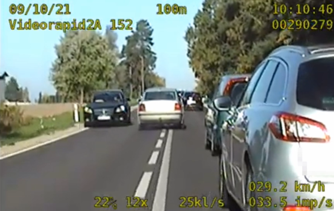 Pirat drogowy wyprzedzał na trzeciego. Policji tłumaczył, że spieszy się na stację paliw