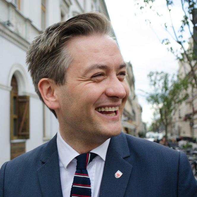 Biedroń ZŁOŚLIWIE kpi z nowego abonamentu!