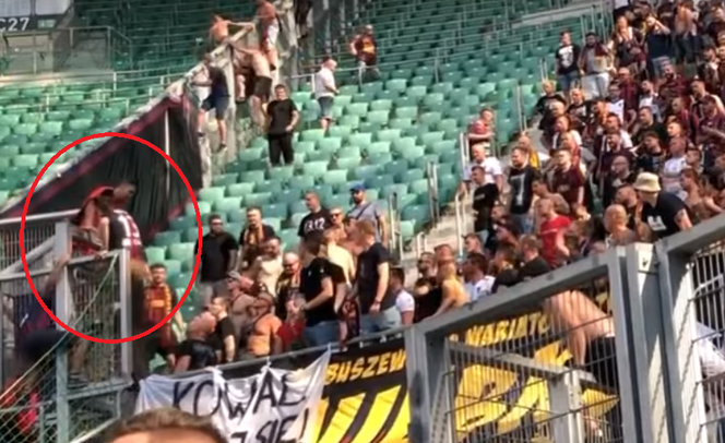 Ratownicy skaczą przez płot na stadionie Śląska Wrocław
