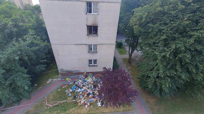 Kielce: Bezdomni rzucili się na rzeczy po zmarłym w pożarze! Leżały wyrzucone pod blokiem!