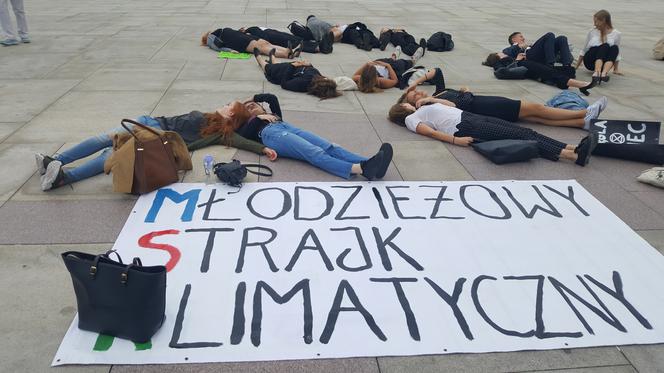 Protest klimatyczny w Bydgoszczy. Uczniowie leżeli na płycie Starego Rynku