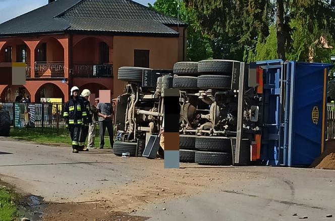 Wywrócił ciężarówkę ze żwirem