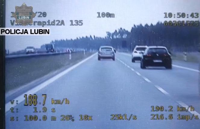 Jechał 190 km/h i rozmawiał przez telefon. Spieszył się na pogrzeb