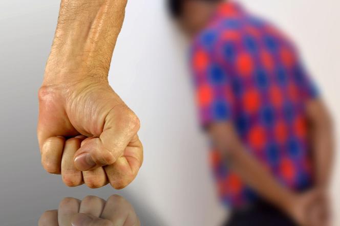 Pijany mężczyzna przewrócony przez nagrywającą go młodzież