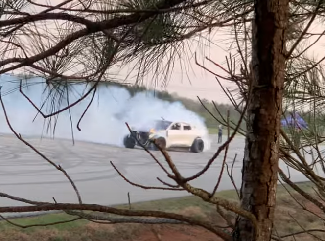 Ogołocony Ford Mustang Mach-E szaleje po placu