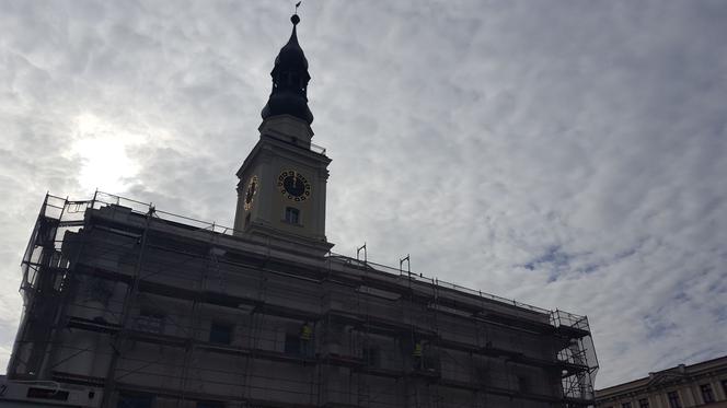 Znów zabiją kuranty na wieży ratusza w Lesznie. Milczały kilka miesięcy