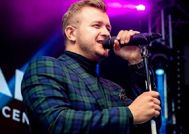 Gwiazdor disco polo śpiewa znany przebój. Fani w szoku