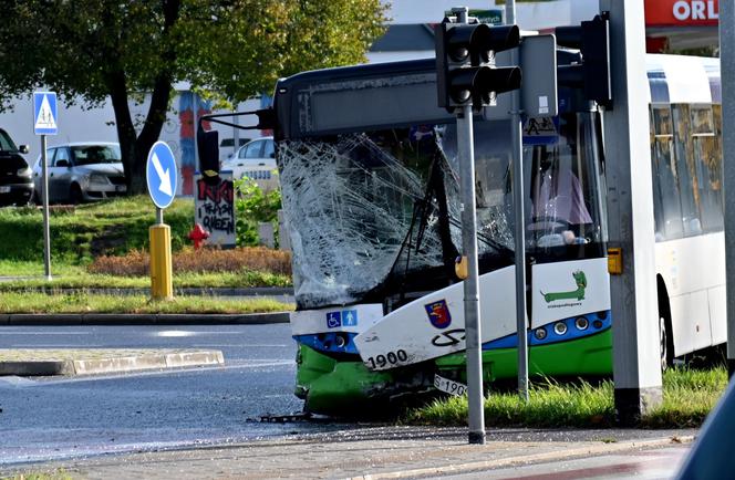 Autobus zderzył się z osobówką