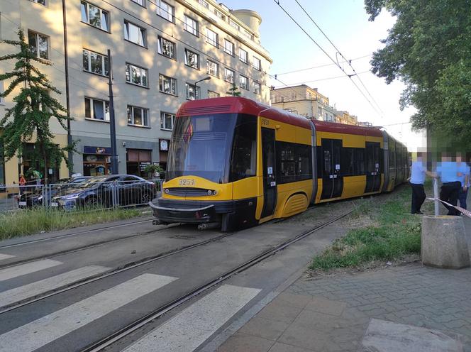 Tramwaj sunął po betonie! Awaria w al. Niepodległości. Wagon wypadł z szyn
