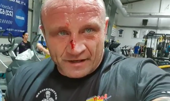 Mariusz Pudzianowski ze szramą na twarzy