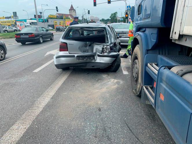 Tir staranował samochody w Błoniu