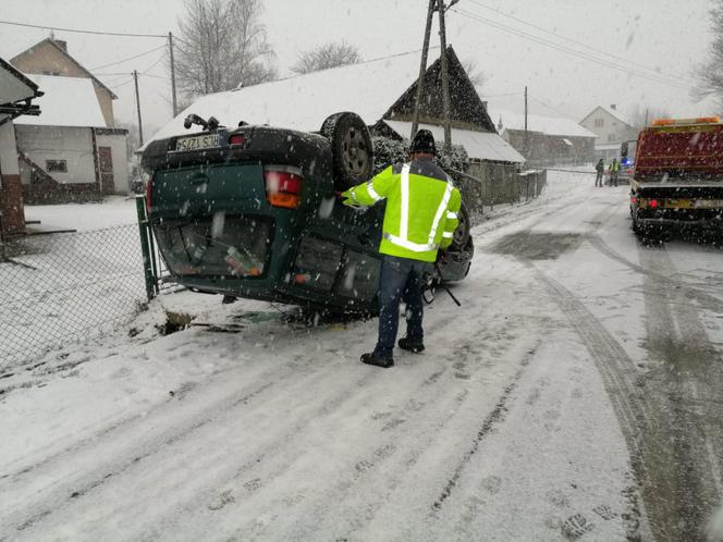 Samochód wpadł w poślizg i wylądował na dachu