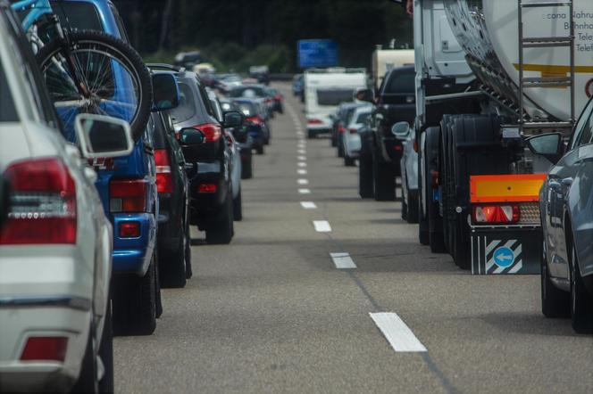Desperat stanął na krawędzi wiaduktu przy DK86 w Sosnowcu. Krzyk jego żony zagłuszył dźwięk pędzących samochodów