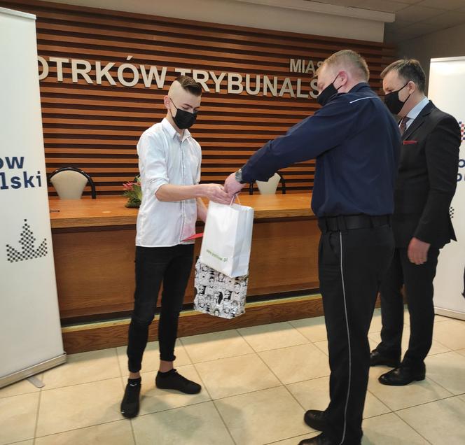 17-letni piotrkowianin nie wahał się ani chwili! Teraz mówi o nim całe miasto! Co takiego zrobił?