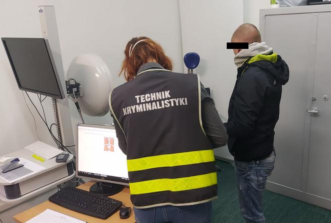 Łęczyca. Podpalił samochód, ogień się rozprzestrzenił. 26-latkowi grozi 10 lat za kratkami