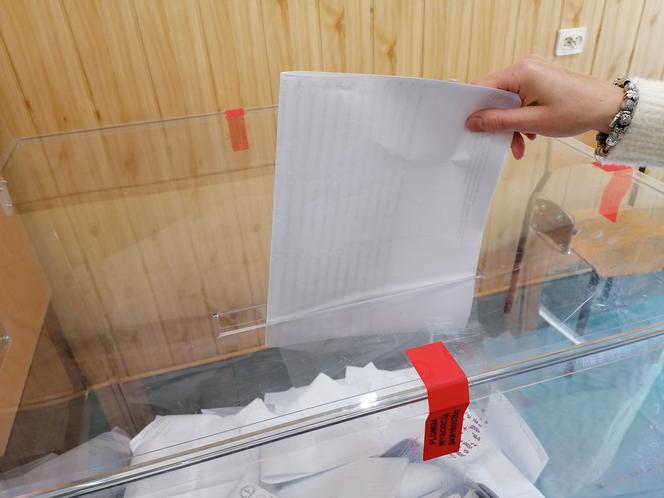 Wyborcy dostali nieostemplowane karty wyborcze