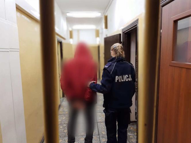 Jastrowie: Rzucili kostką brukową w samochód. Kierowca stracił przytomność i uderzył w mur!